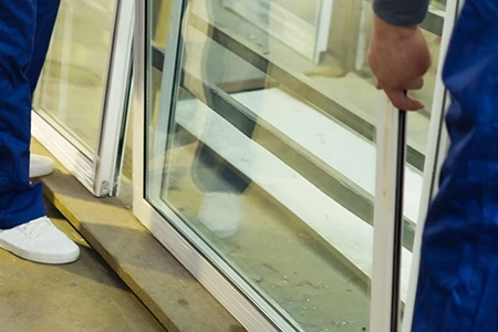 Commercial Glass Repair Technician in Evanston, IL